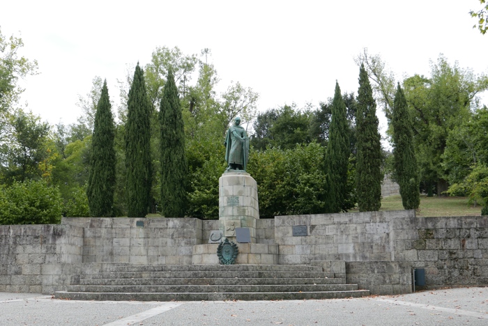 The entrance to Jardim do Monte Latito is watched over by the statue of Afonso I of Portugal