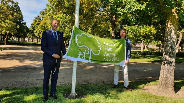 José Antonio Díez, the Mayor of León joins Luis Miguel García, the Councillor for the Environment in Parque la Granja, Leon, Spain